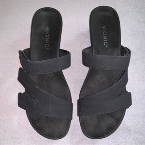 Vionic Deanna Sandals in Black
